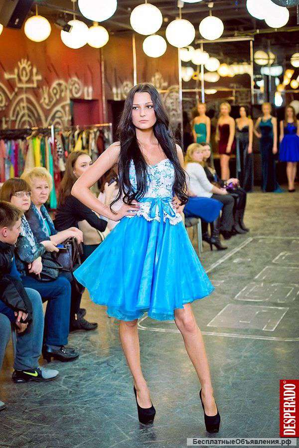 Голубое платье с кружевом