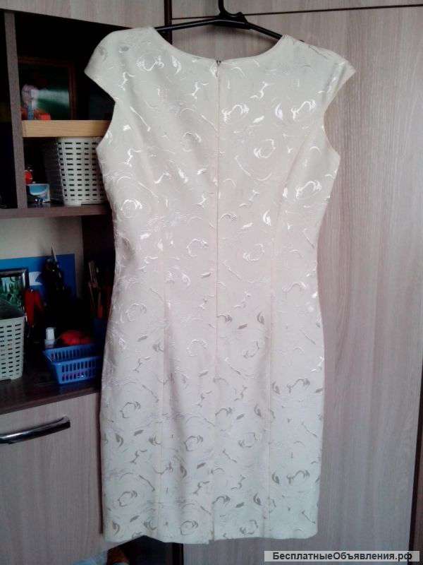 Платье-футляр