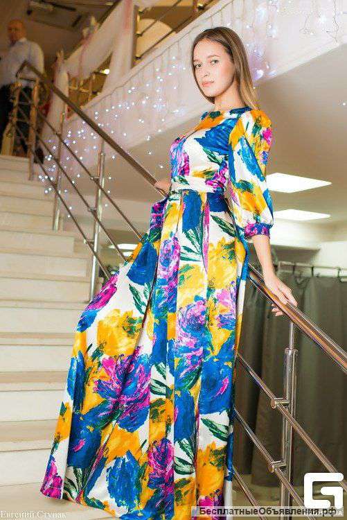 Яркое платье из атласа длиной макси