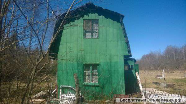 Небольшую дачу в уютном лесном массиве