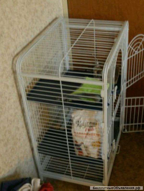 Почти новая клетка с приданными со скидкой