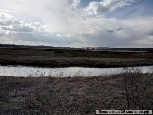 Участок на берегу реки
