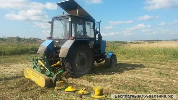 Покос травы трактором с роторной косилкой и триммерами