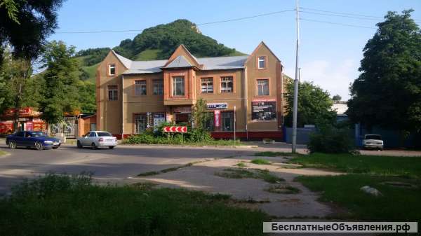 Жилой дом с нежилыми помещениями