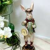 Заяц в сапогах и с часами