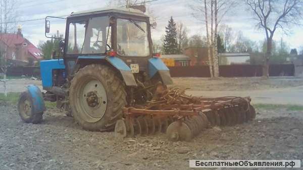 Вспашка земли трактором МТЗ 82