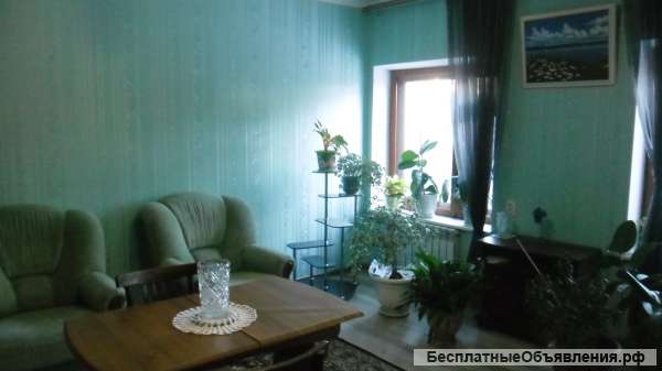 Дом, рядом лес и река