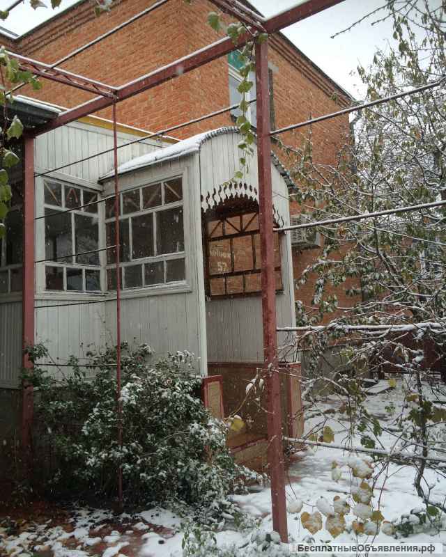 В ближайшем пригороде г. Армавира продам 3х этажный дом.