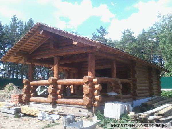 Дома ручной рубки из зимнего леса