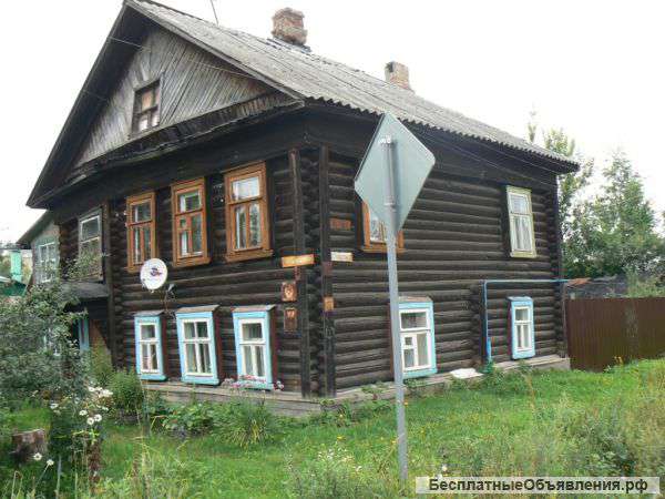 В двухэтажном деревянном доме в центре г.Кимры продается 1й этаж