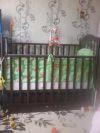 Детскую кроватку с бортиками и мобилем