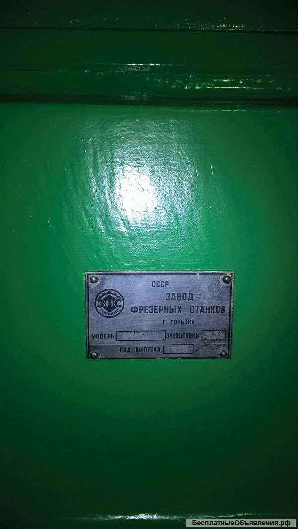 Широкоуниверсальный консольно-фрезерный станок 6Р82Ш