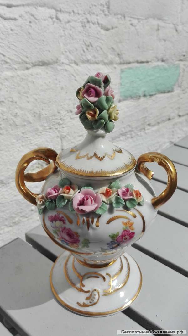 Ваза с крышкой старинная "Capodimonte"