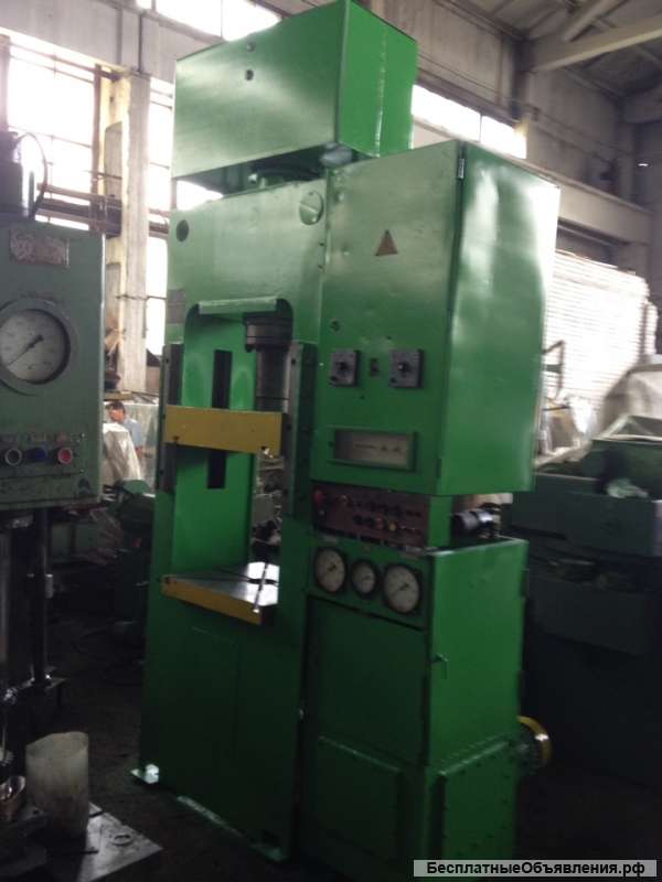 Пресс гидравлический для изготовления изделий из пластмасс ДВ2428