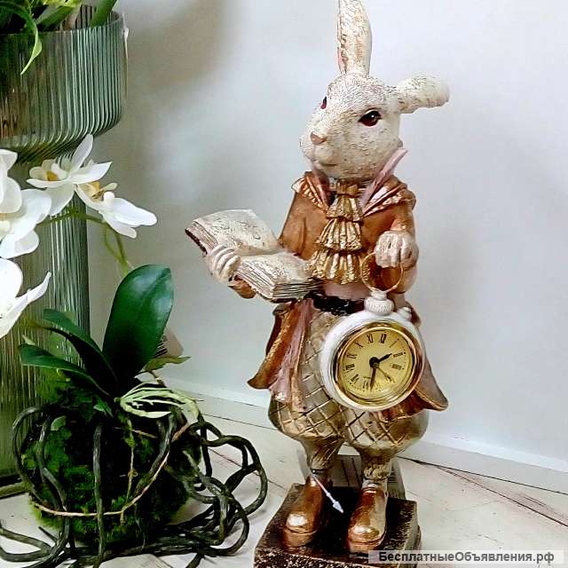 Кролик с книгой и часами