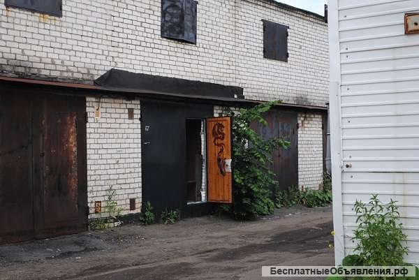 Двухэатажный кирпичный гараж