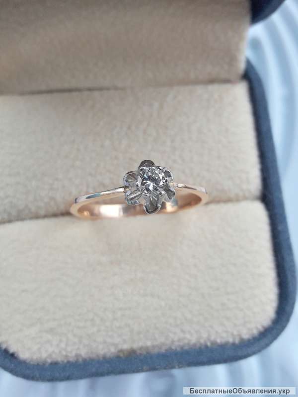 Красивое кольцо с красивым бриллиантом