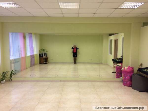 Зал в офисном помещении