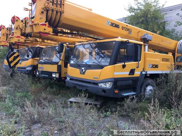 Автокран XCMG QY25K5S на стоянке в Челябинске