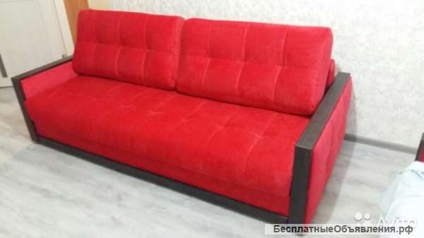 Красный диван