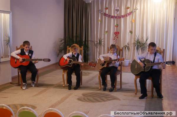 Игра на гитаре детей и взрослых в музыкально-творческой студии «Вьюнок»