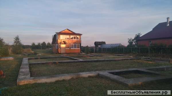 Участок с фундаментом и домом