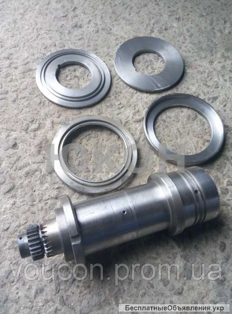 Вал ролика с крышками и лаберинтами для гранулятора ГТ-520