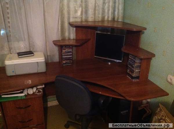Компьютерный стол с принтером и стулом
