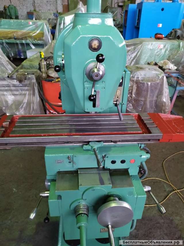 Вертикально-фрезерный станок 6Р10