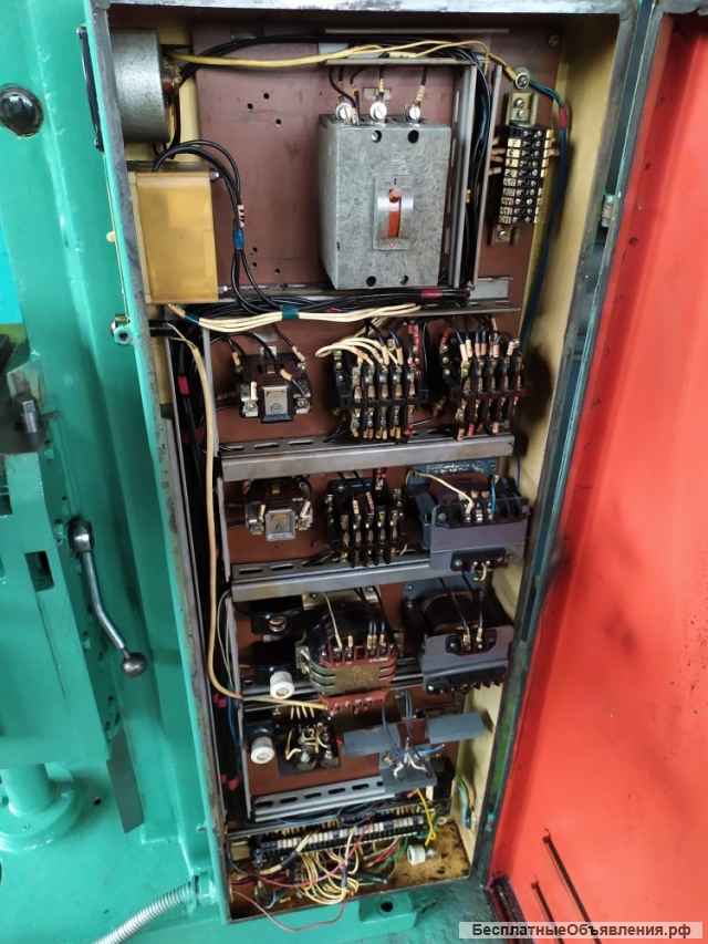 Вертикально-фрезерный станок 6Р10