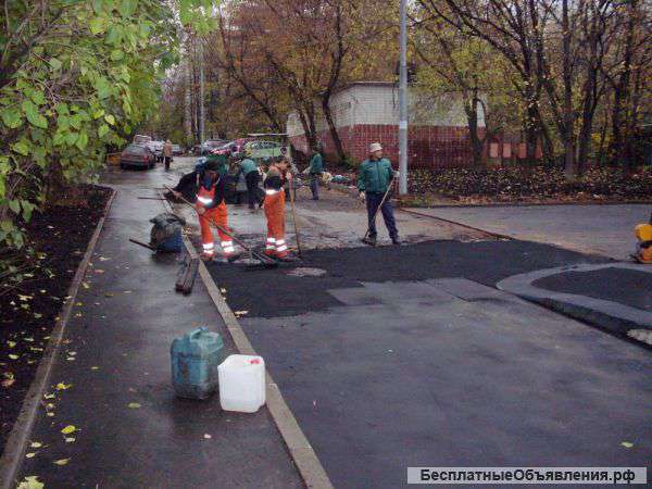 Бригада рабочих выполнят асфальтные работы