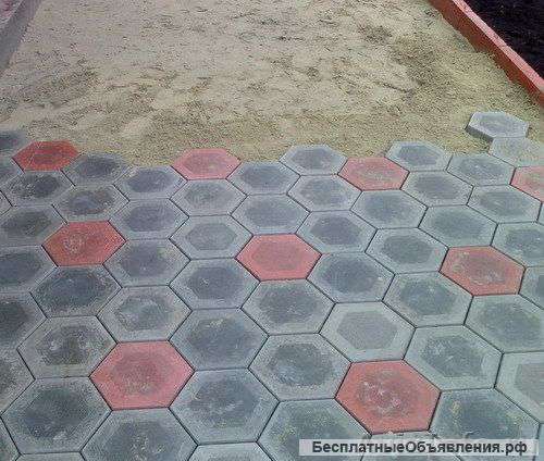 Рабочие выполнят работу по укладке брусчатки