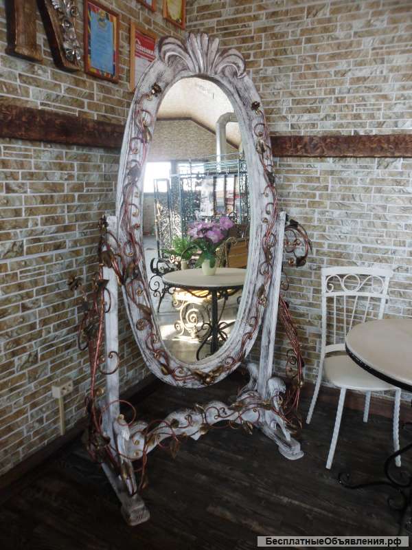 Зеркало в деревянной раме, с элементами ковки