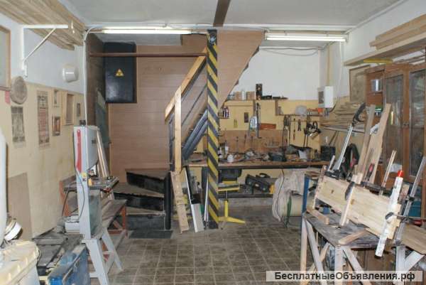 Двухэтажный гараж с квартирой в Центре