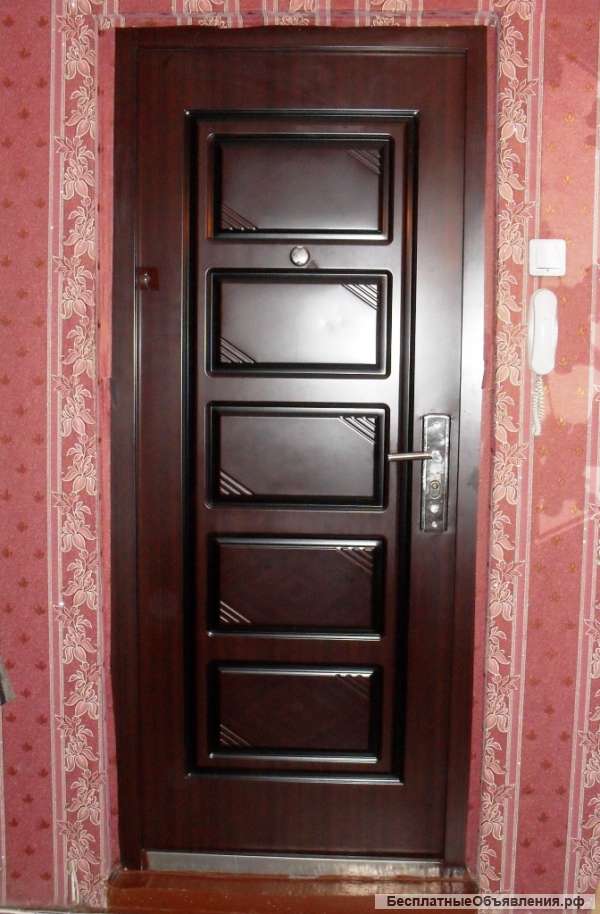 Входную металлическую дверь, б/у. недорого