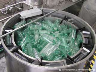 Рабочий на производственной линии Plastwil (Польша)