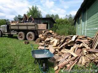 Дрова после демонтажа деревянных зданий