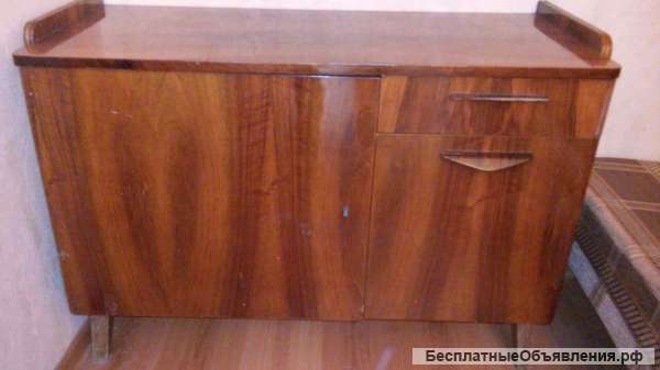 Диван и лакированная мебель