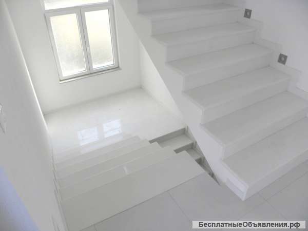 Белые полированные ступени для лестницы из керамогранита