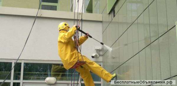 Высотная мойка окон альпинистами