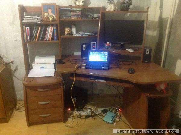 Компьютерный стол в хорошем состоянии