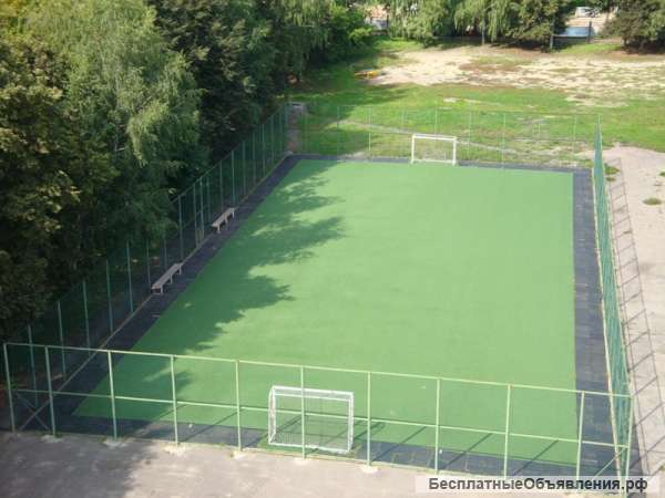 Футбольное поле с искусственным покрытием для любителей спорта