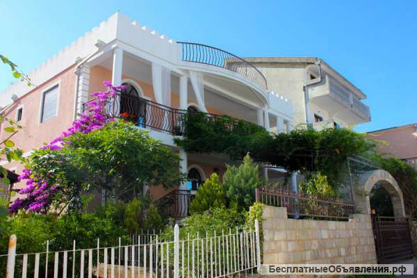 Дом общей площадью 220 + 130 м2, земля - 270 м2, Добре Воде, Бар, Черногория