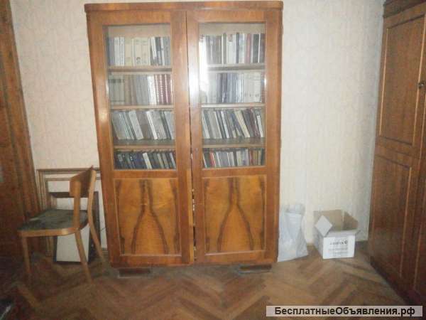 Книжный шкаф