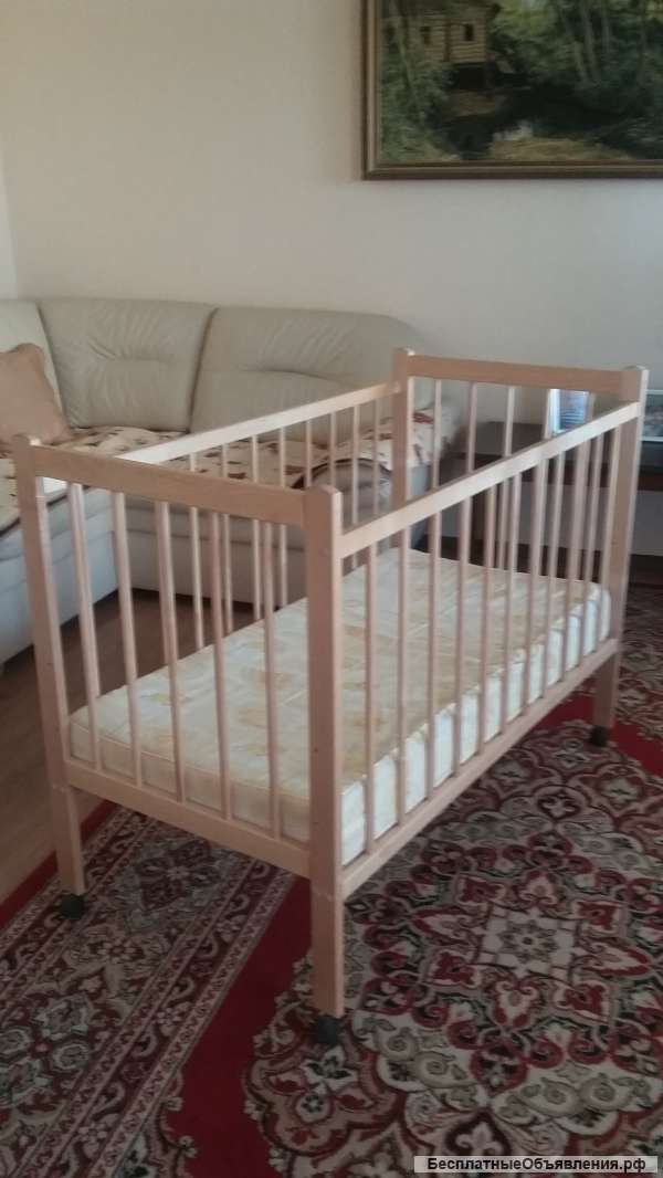 Детскую кроватку с матрасом в прекрасном состоянии