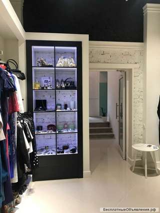 Бутик - шоурум одежды в проходимом модном месте с клиентами