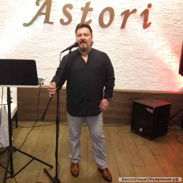 Ведущий певец ди-джей на праздник