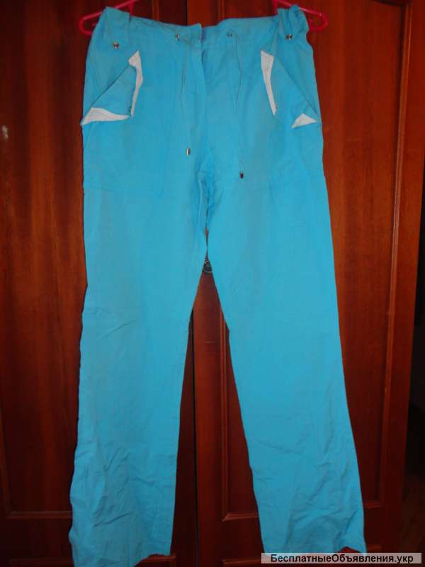 Спортивные штаны голубого цвета с карманами