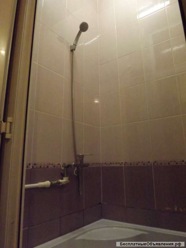 Посуточно без посредников двухместную комнату в трёхкомнатной квартире