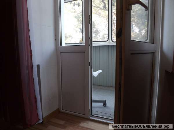 Посуточно без посредников трёхместную комнату в трёхкомнатной квартире